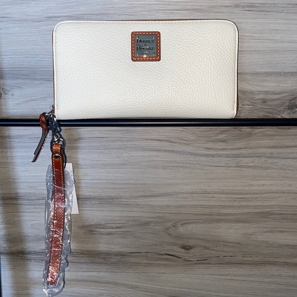 NWT- Dooney & Bourke Pebble Leather Large Zip Around Wristlet, White